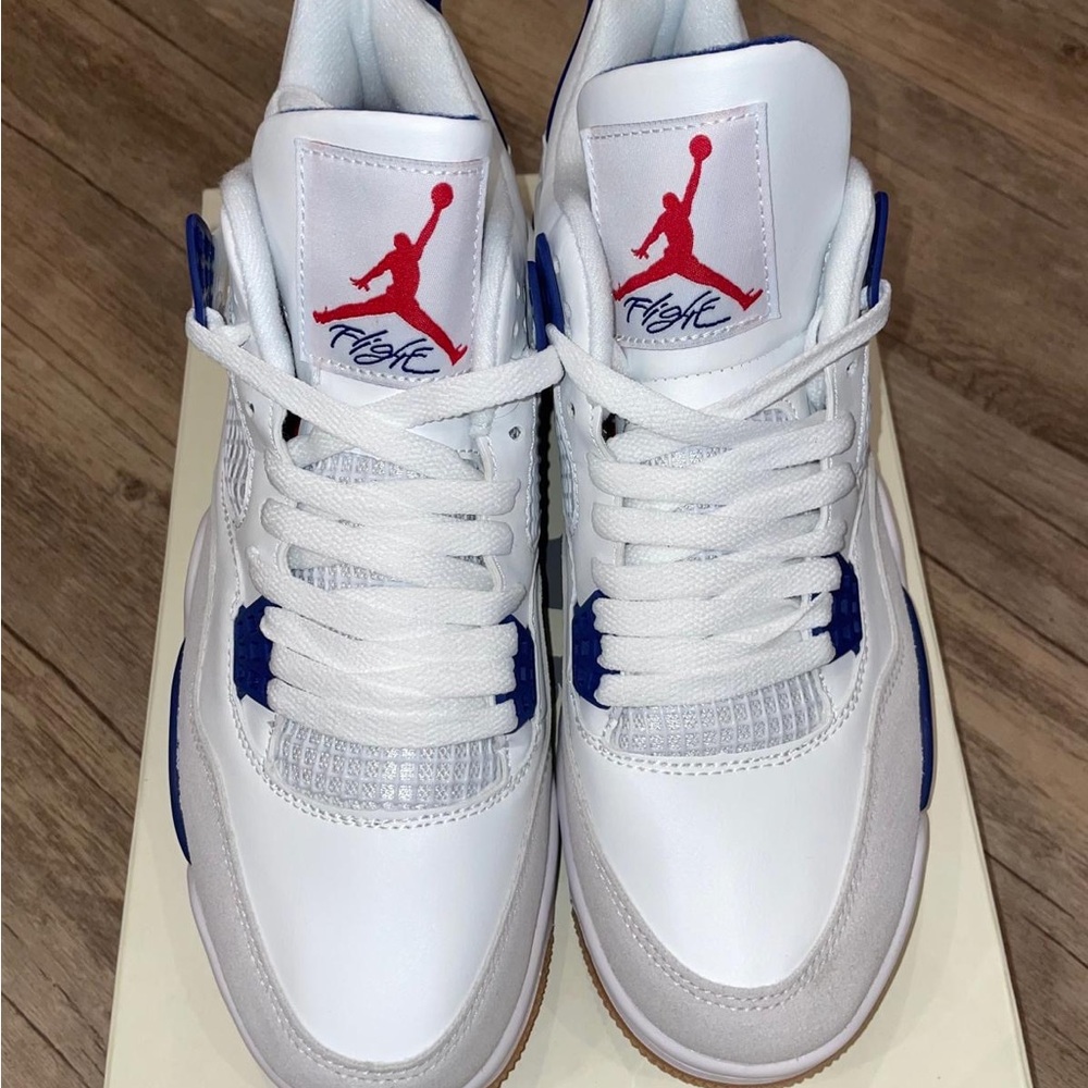 Nike White and Blue Sneakers with Air Cushioning